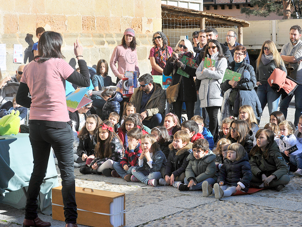 La Asociación ‘Cuento Contigo Siempre’ protagonizó un cuentacuentos solidario en la plazuela. / Kamarero