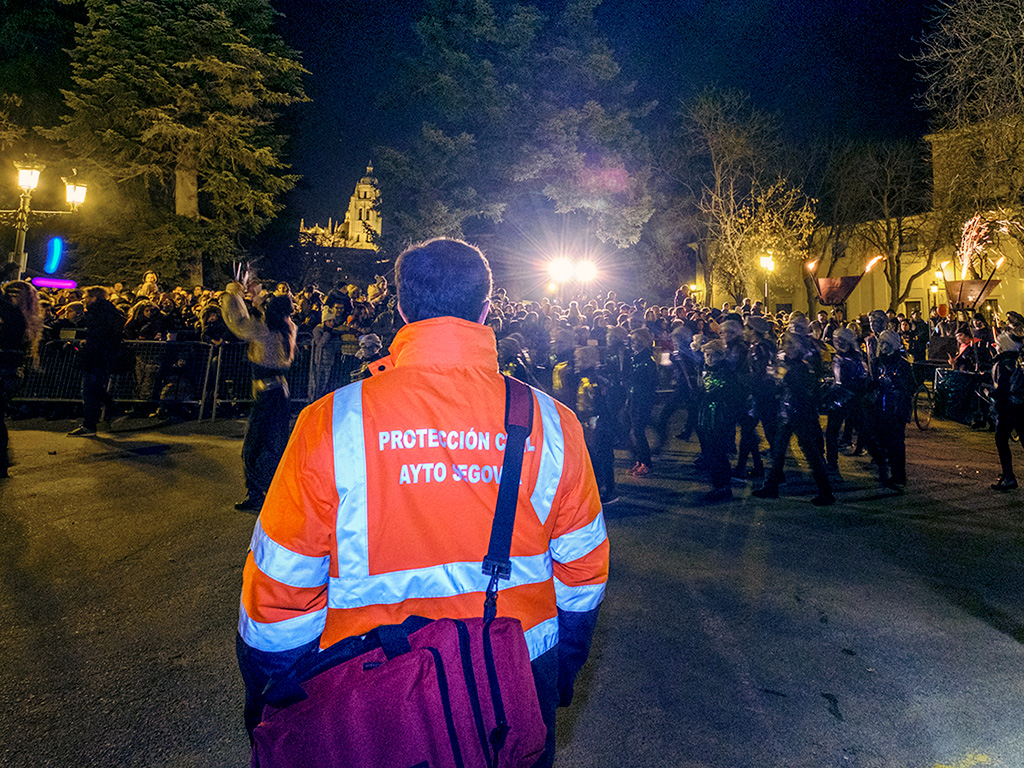 Un miembro de Protección Civil participa en el despliegue de la Cabalgata de Reyes Magos. / Kamarero
