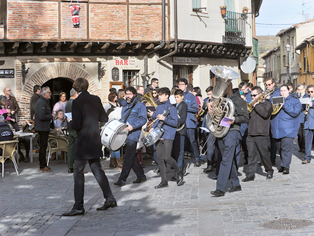 La plaza de San Lorenzo inaugura la Navidad 3 08 3kama Navidad San Lorenzo Pasacalles Union Musical KAM1752