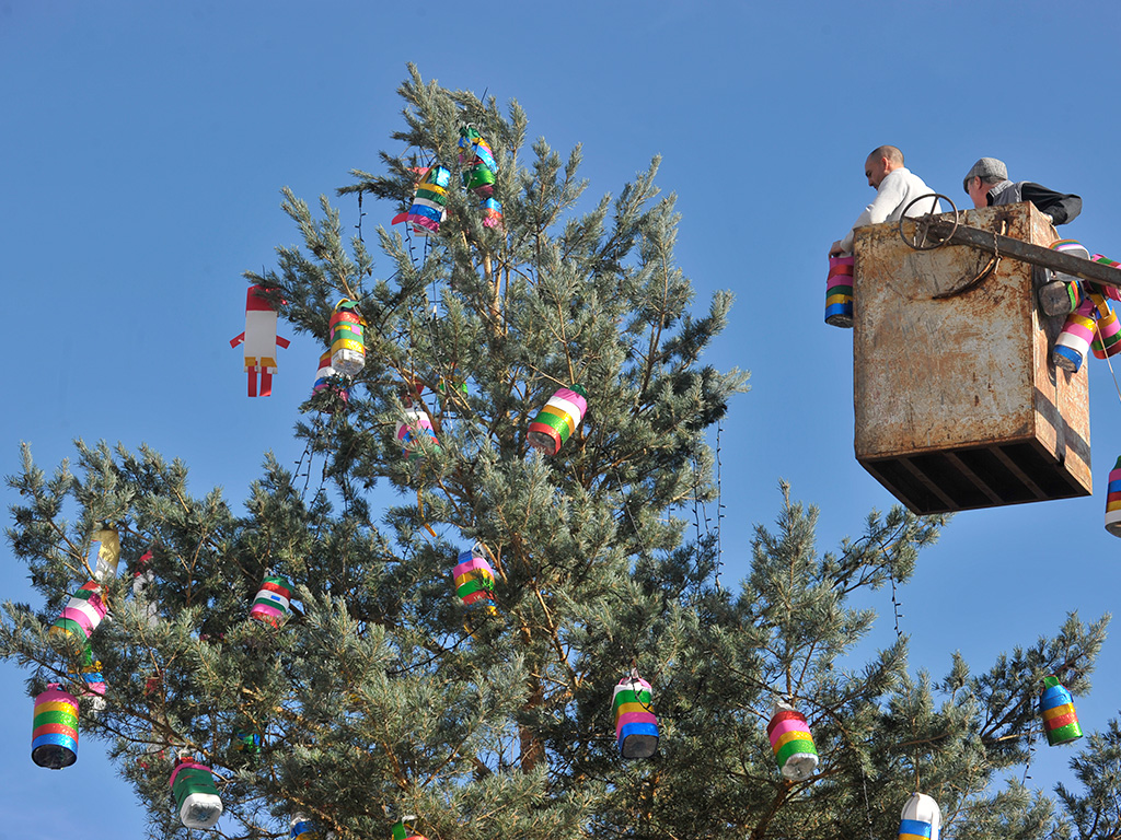 La plaza de San Lorenzo inaugura la Navidad 2 08 4kama Navidad San Lorenzo Instalacion Regalos Arbol KAM1739