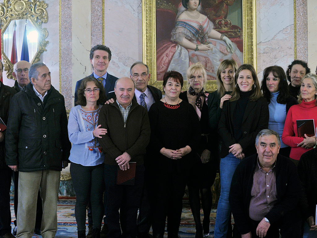 La alcaldesa ha recibido en la sala Blanca a una representación de las 28 asociaciones de la Plataforma. / KAMARERO