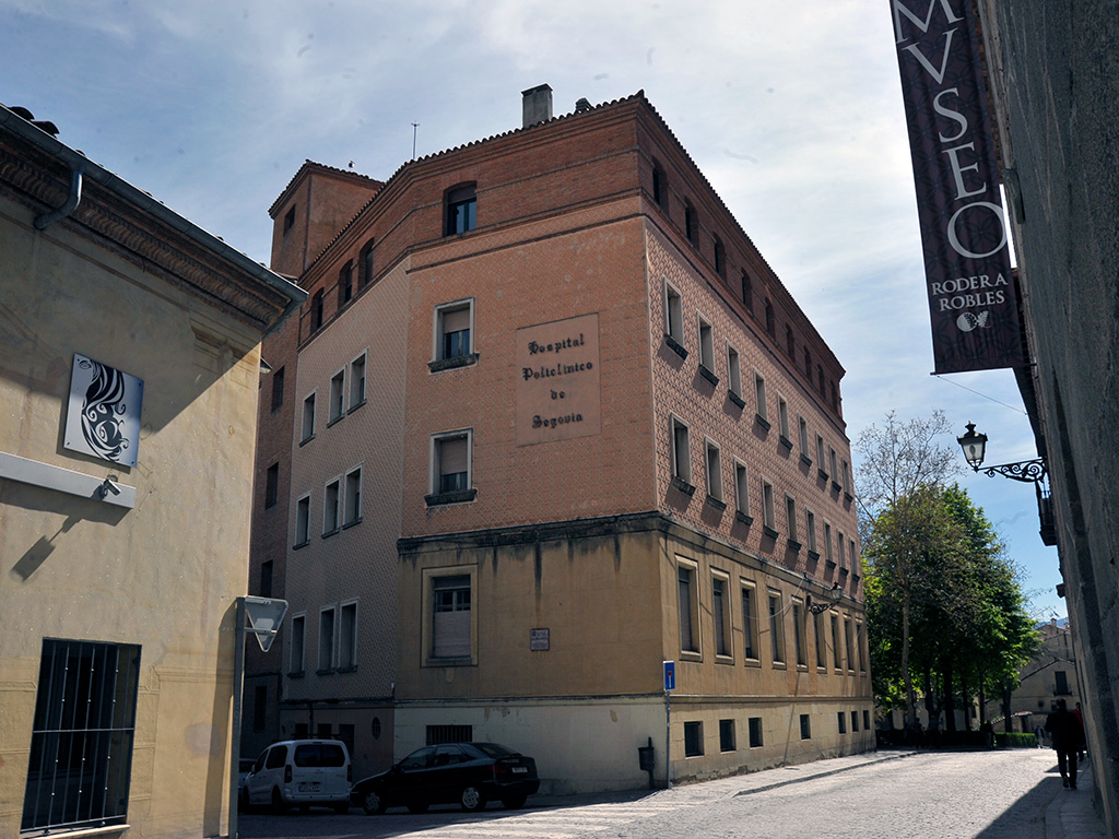 El antiguo Hospital Policlínico San Agustín, cerrado desde 2008, se encuentra en el centro histórico de Segovia. / Kamarero