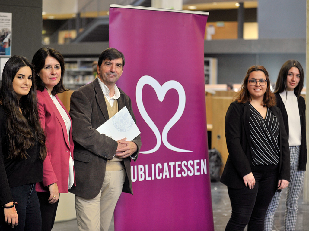 Equipo directivo de Publicatessen con el vicerrector Agustín García y la decana Marta Laguna. / KAMARERO