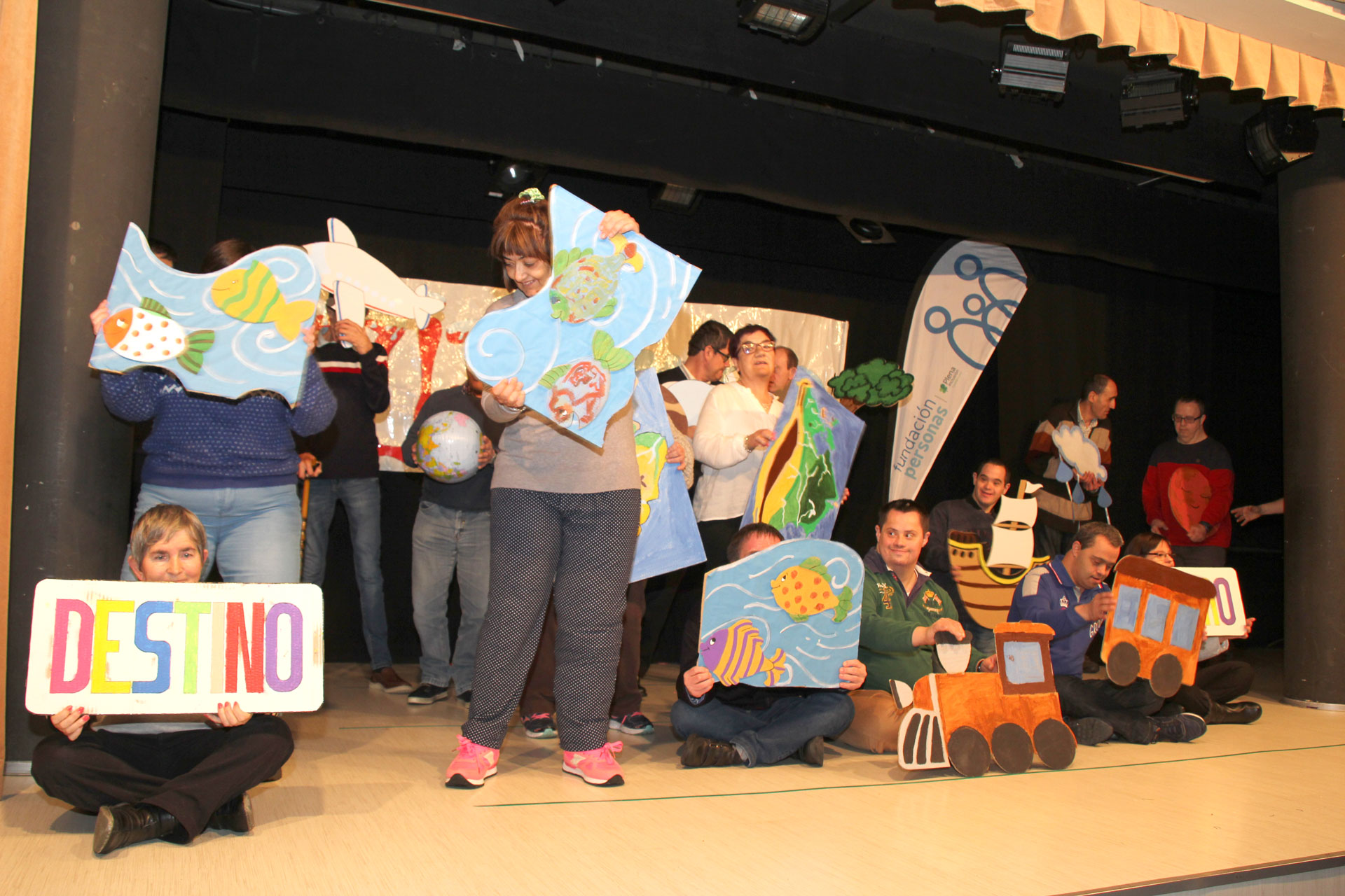 Actuación musical de los usuarios de Fundación Personas en el Festival de Navidad.