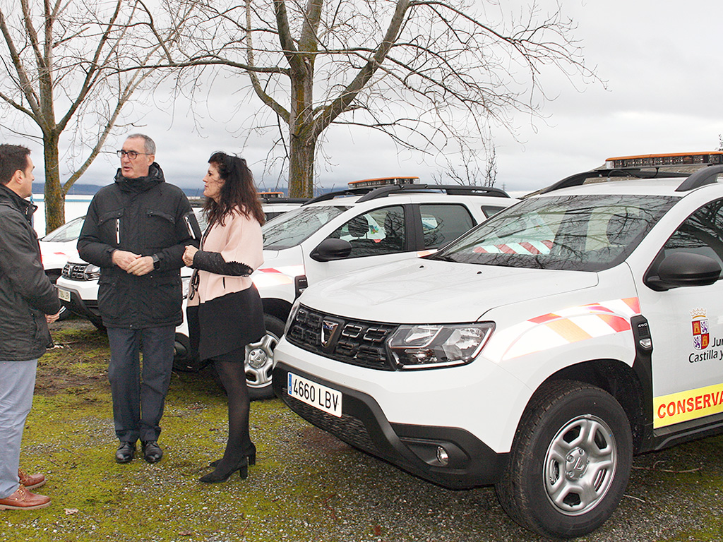 El delegado territorial y la responsable del Servicio de Fomento, inspeccionando los vehículos.
