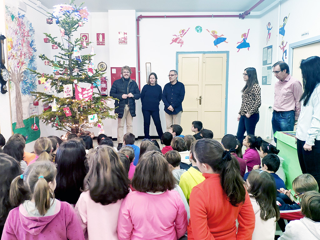 Los adornos recibidos decoran el árbol de Navidad de los alumnos. / El Adelantado