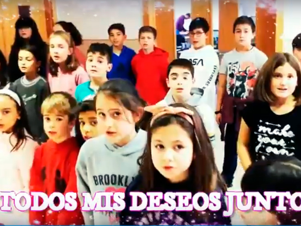 Imagen del video con el villancico ‘Bajo el árbol de Navidad’. / E. A.