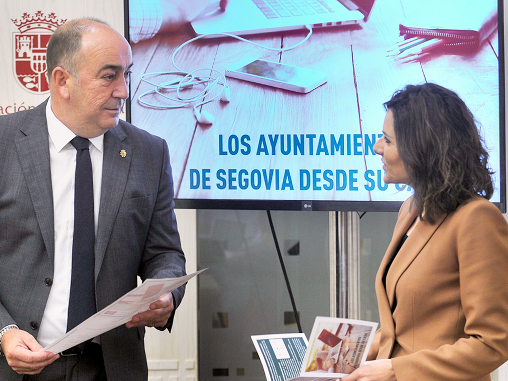 Miguel Ángel de Vicente y Sara Dueñas, durante la presentación. / kamarero