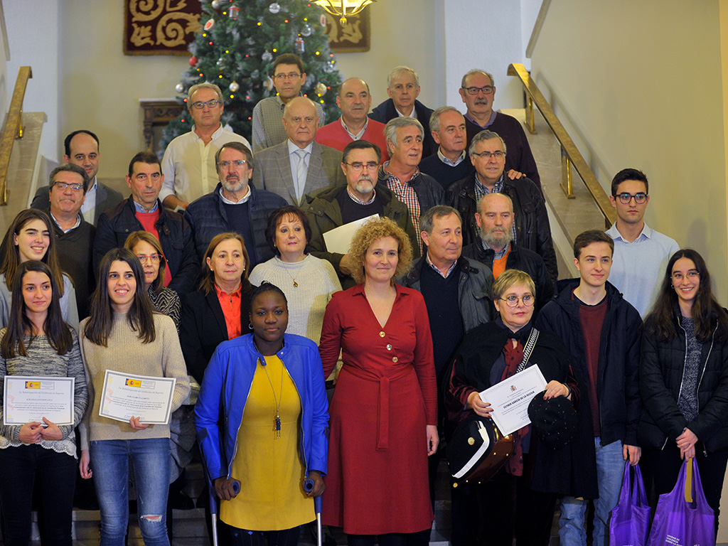 Jubilados y alumnos de diferentes centros escolares fueron recibidos en la Subdelegación. / kamarero