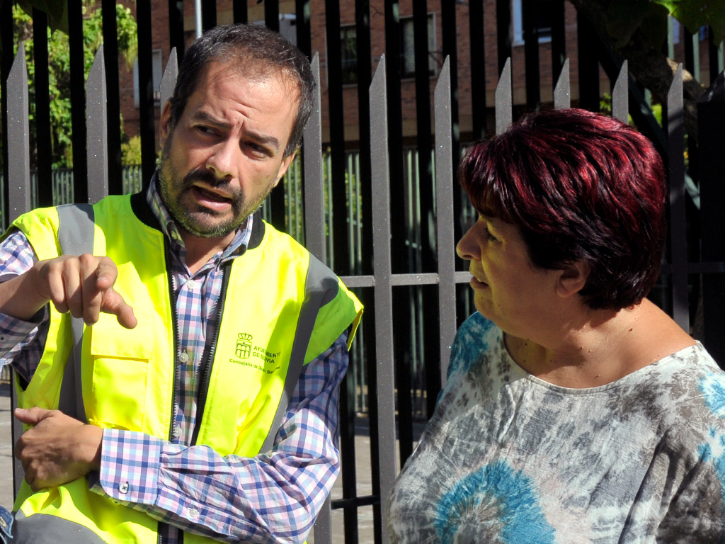 Emilio García de Castro charla con la alcaldesa. / Kamarero