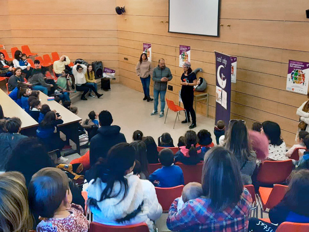 El ciclo ‘Cuento contigo siempre’ recorre 12 espacios educativos y sociales 1 La primera sesión del ciclo navideño de cuentacuentos solidarios ha tenido lugar en el Colegio Maristas. /EL ADELANTADO