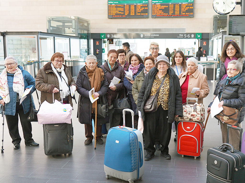 Las diez afortunadas, esperando el tren en Guiomar. / el adelantado