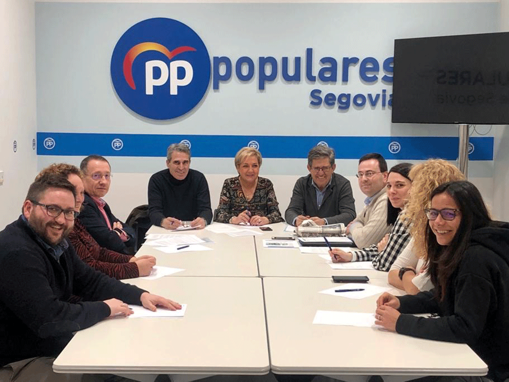 Imagen del encuentro mantenido entre los usuarios y los parlamentarios populares en la sede del partido. / El Adelantado