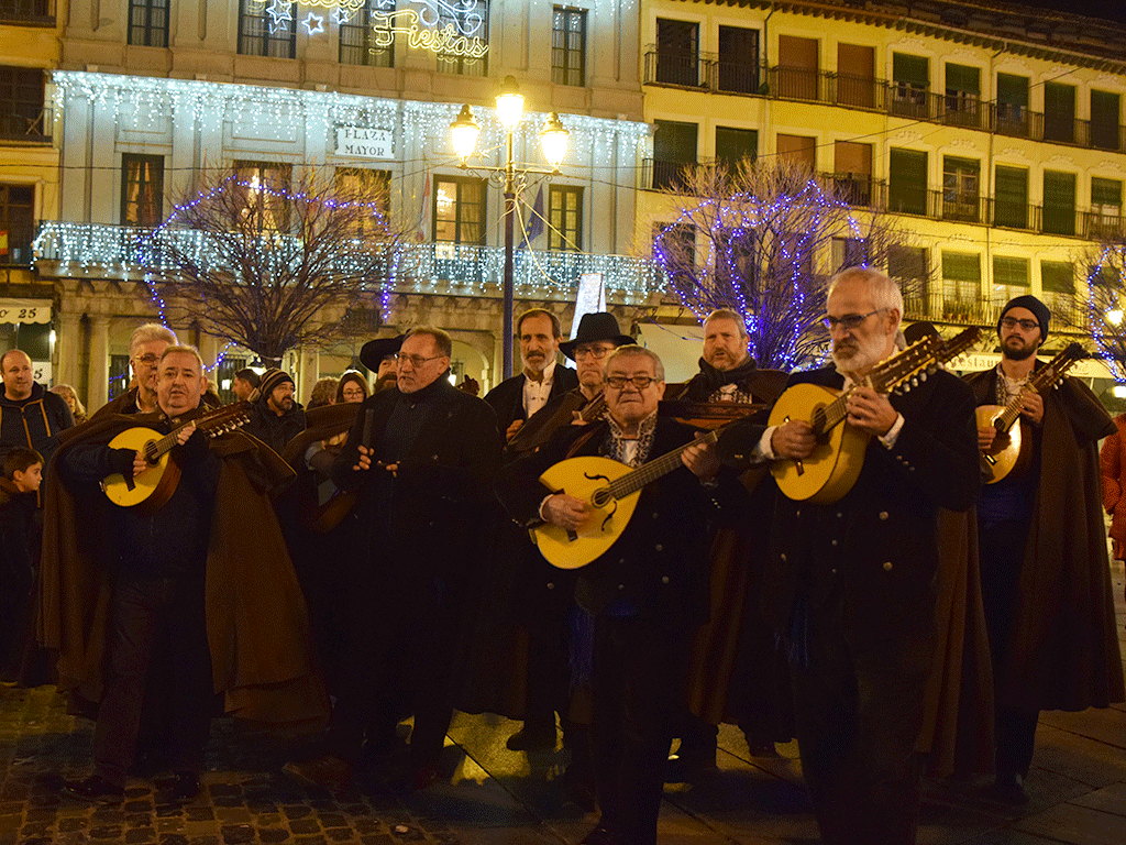 La Ronda Segoviana es ya un clásico de la Navidad de Segovia y ayer protagonizó una Ronda de Inocentes. / Rocío Pardos