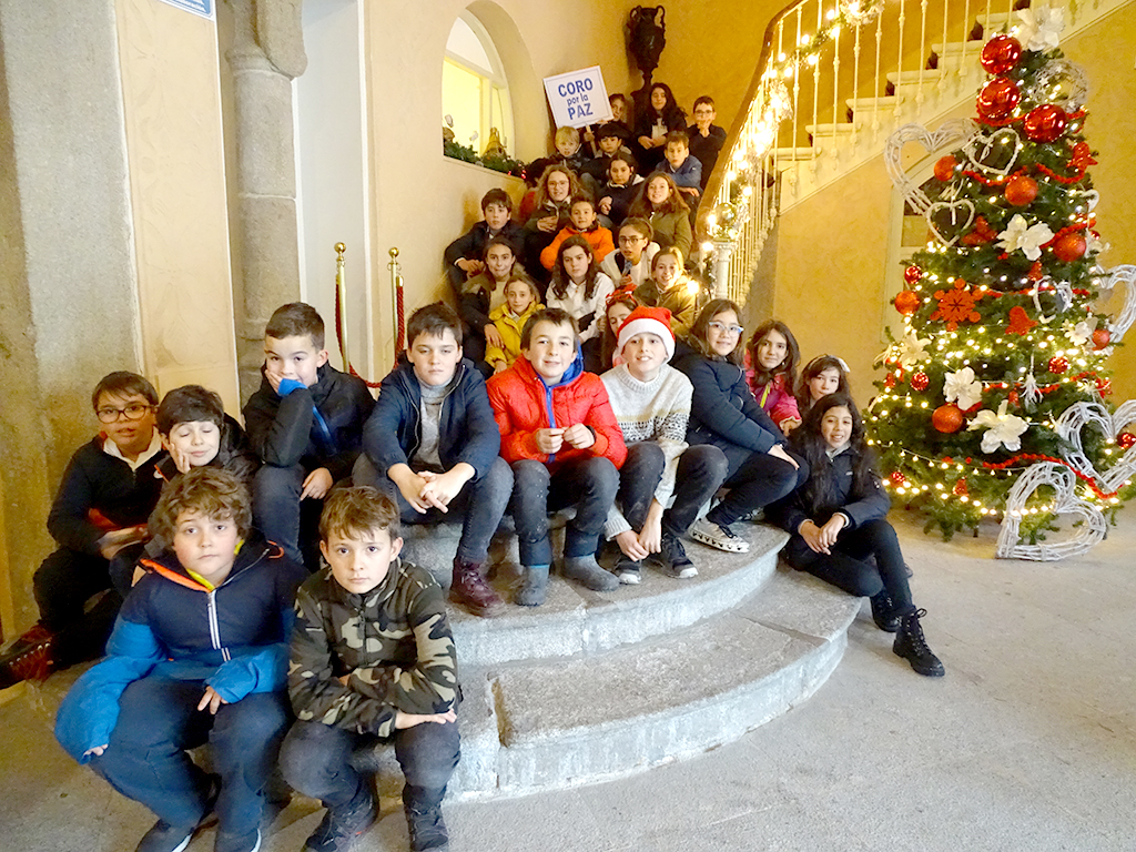 Los alumnos del colegio Fray Juan de la Cruz posan en la escalera principal de la Casa Consistorial. 7 E. A.