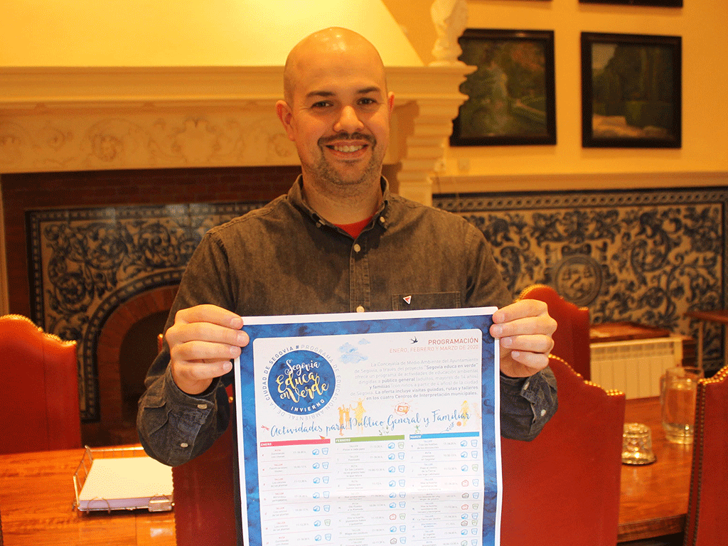El concejal de Medio Ambiente, Ángel Galindo, posa con el cartel del nuevo programa. / El Adelantado