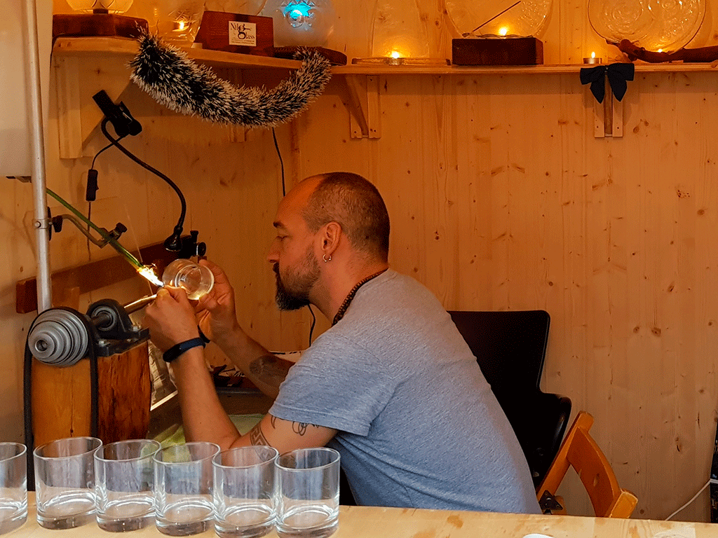Segovia, presente en el II Mercado de Artesanía de las Ciudades Patrimonio Mundial 1 El artesano segoviano José Nilo Ojea, durante el II Mercado. / El Adelantado