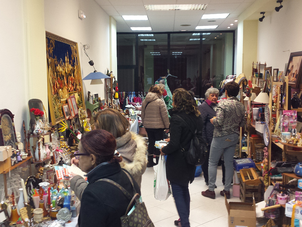 La Asociación de Mujeres del Barrio de Santo Tomás ha organizado el rastrillo solidario. / E. A.