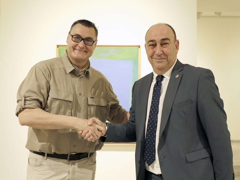 Xurxo Torres y Miguel Ángel de Vicente sellan el acuerdo de colaboración de las entidades que presiden. / EL ADELANTADO