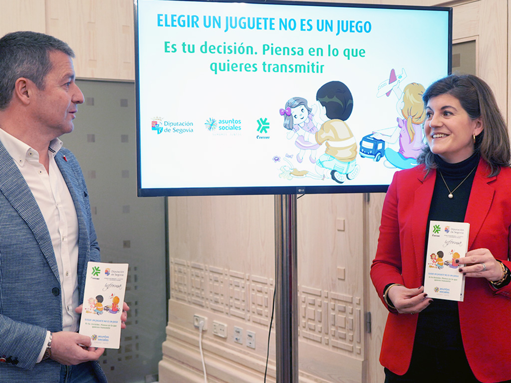 La diputada y el técnico, durante la presentación de la campaña. /el adelantado