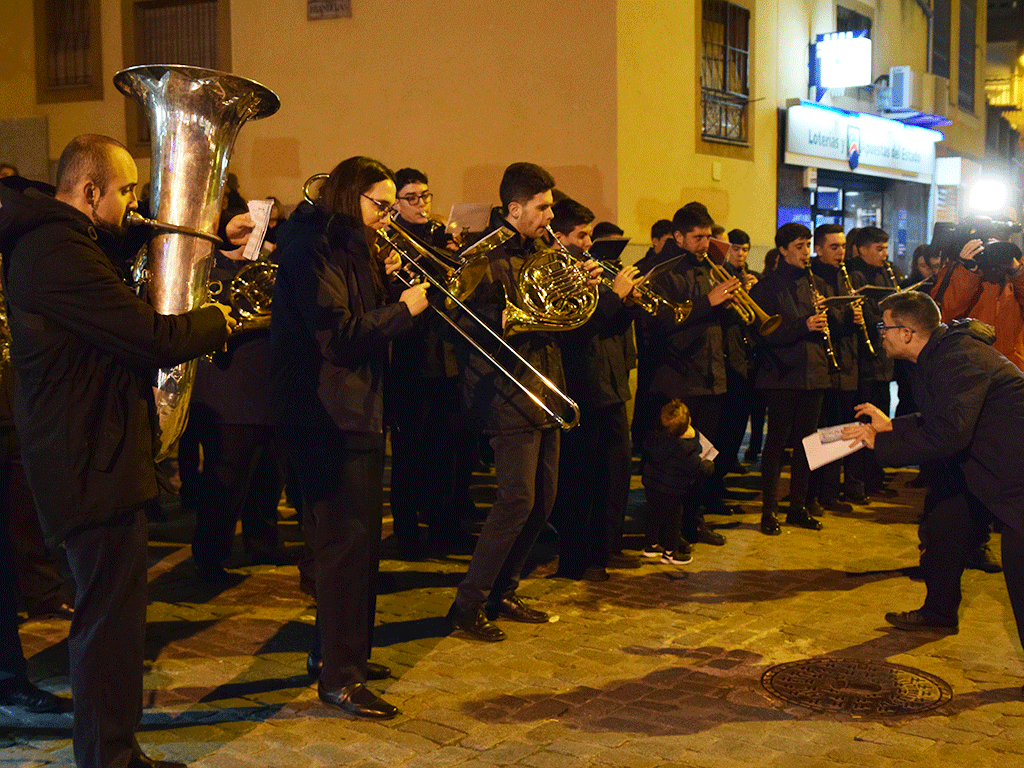 Los paseantes se animaron a cantar las piezas interpretadas por la Unión Musical Segoviana./
 ROCíO PARDOS