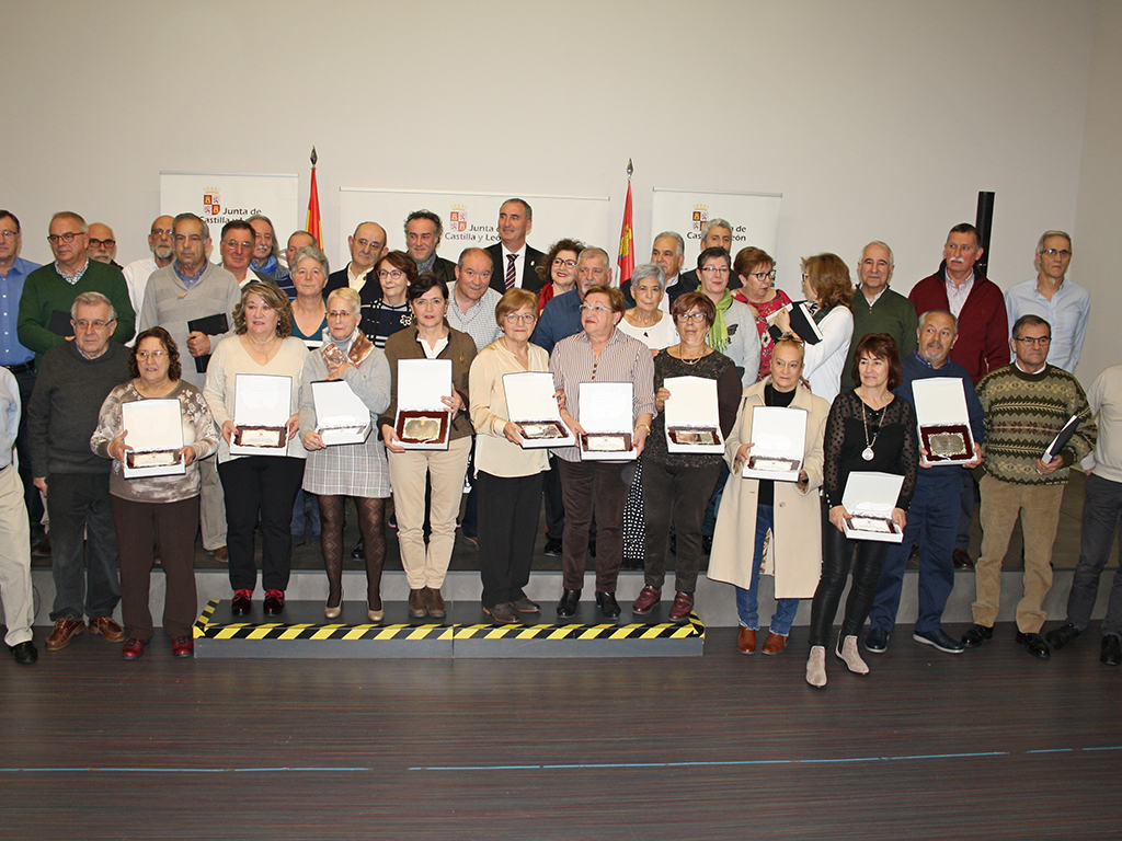 El delegado territorial posa con trabajadores de la Junta que, durante 2019, cumplieron 15, 25 o 35 años de servicio público y los que se han jubilado en este ejercicio. /E. A.