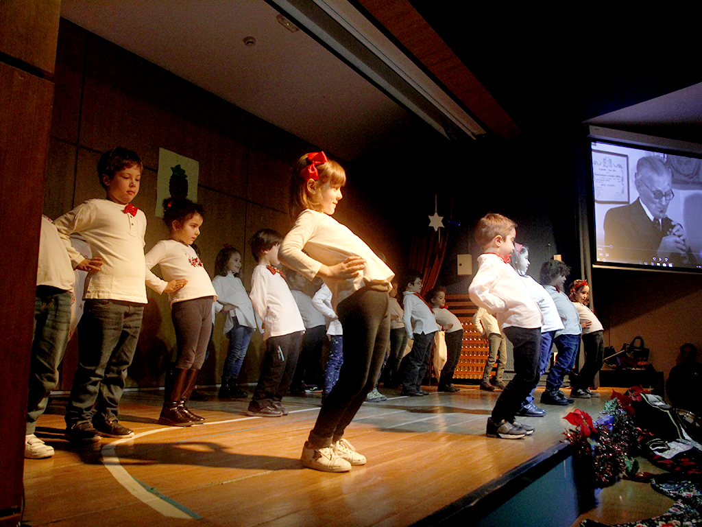 Los niños interpretaron canciones del disco ‘Para bailar’ y recordaron a grandes folcloristas. / NEREA LLORENTE