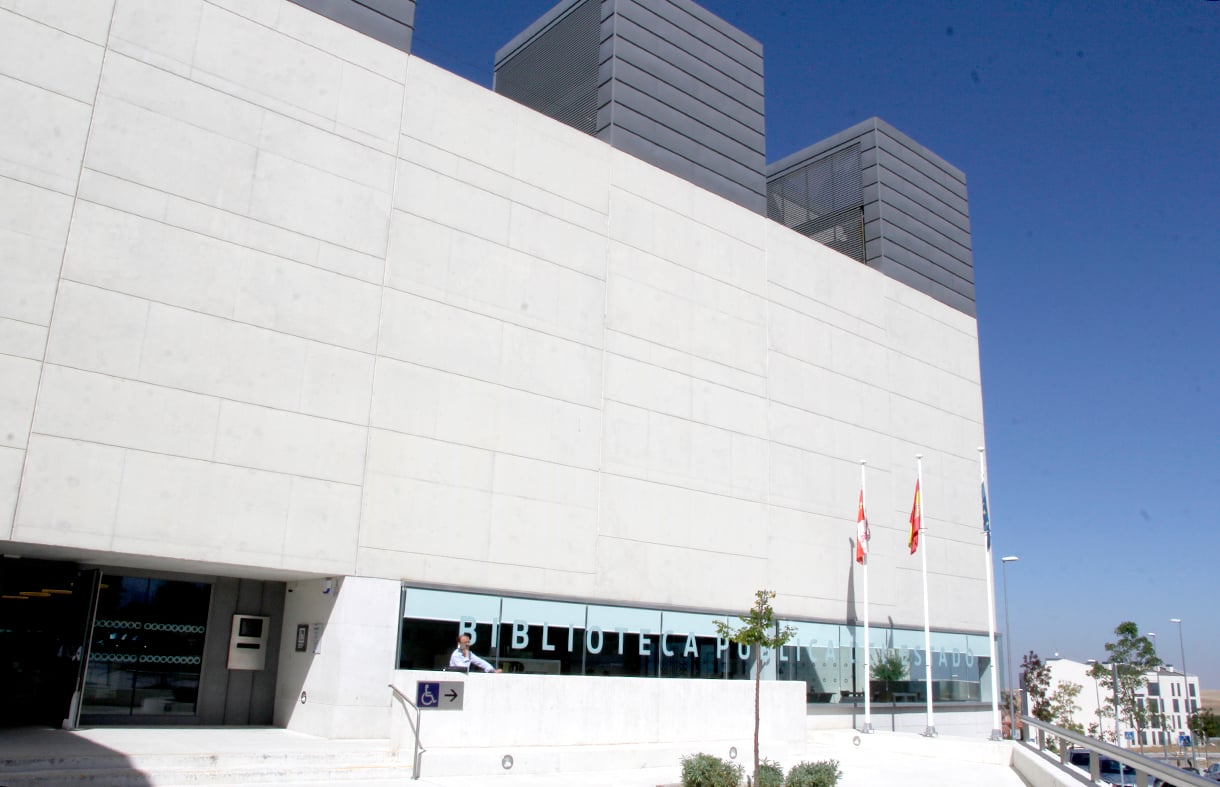 Fachada de la Biblioteca Pública de Segovia. / NEREA LLORENTE