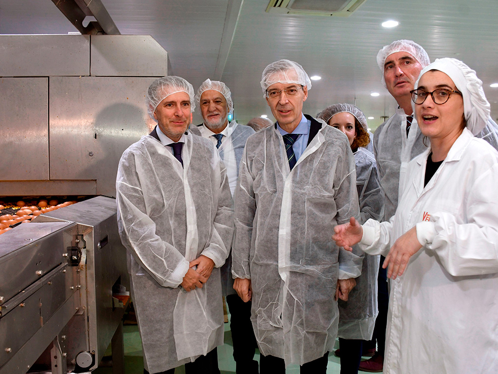 El consejero de Empleo e Industria, ayer en Villacastín. / EFE