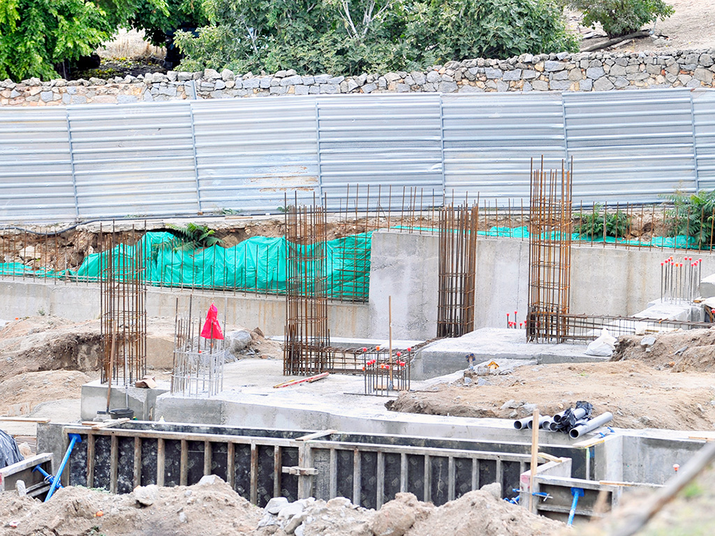 La aparición de aguas subterráneas ha complicado las obras del centro de Formación Profesional. / KAMARERO