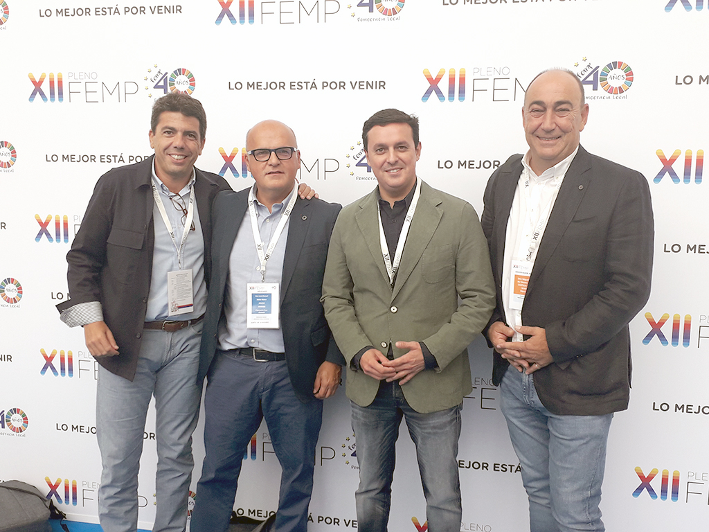 El presidente de la Diputación, Miguel Ángel de Vicente (izq.), en la Asamblea de la FEMP. / El Adelantado