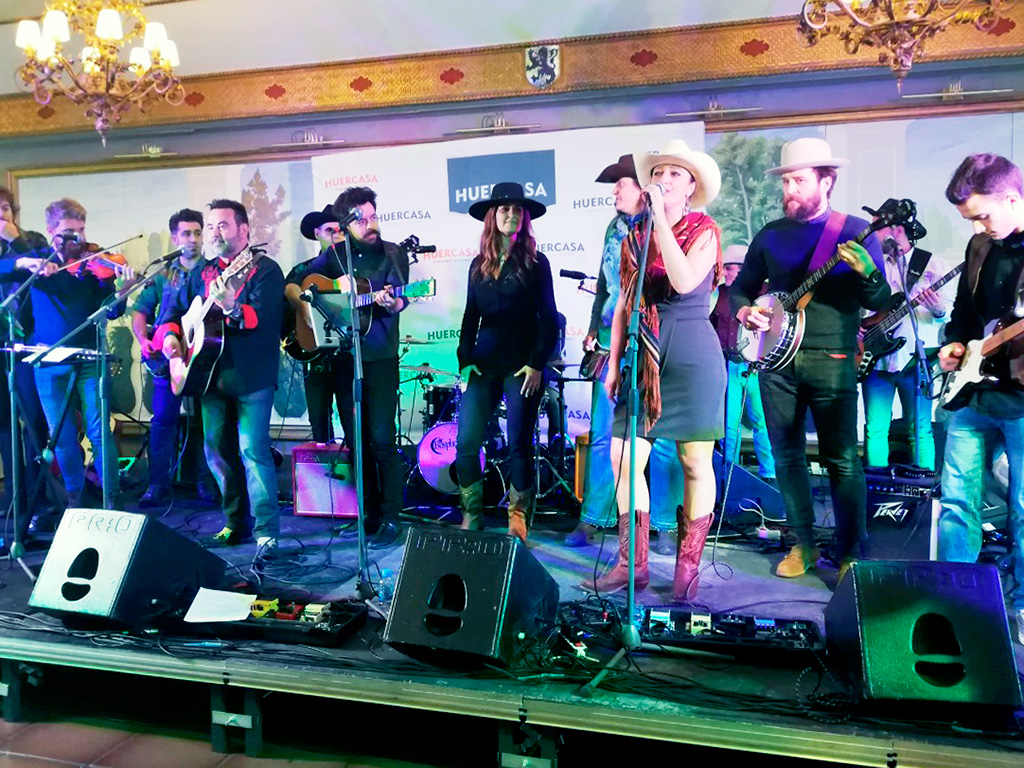 En la presentación participaron algunos de los artistas y grupos que han grabado el disco. / Huercasa Country Festival