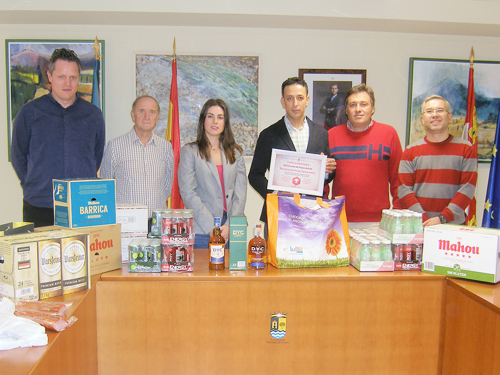 El ganador del concurso, en el centro, con varios concejales de Palazuelos. / EL ADELANTADO