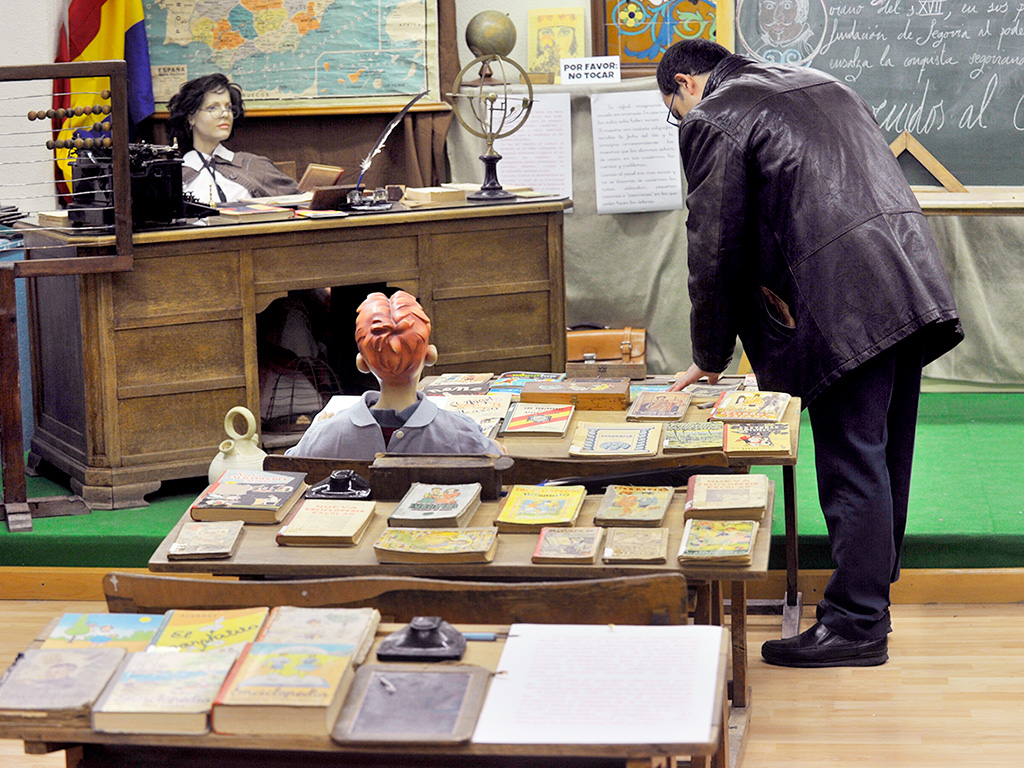 Las familias pueden visitar la exposición ‘90 años de Escuela Pública’ hasta el 20 de diciembre. / FOTOS: KAMARERO