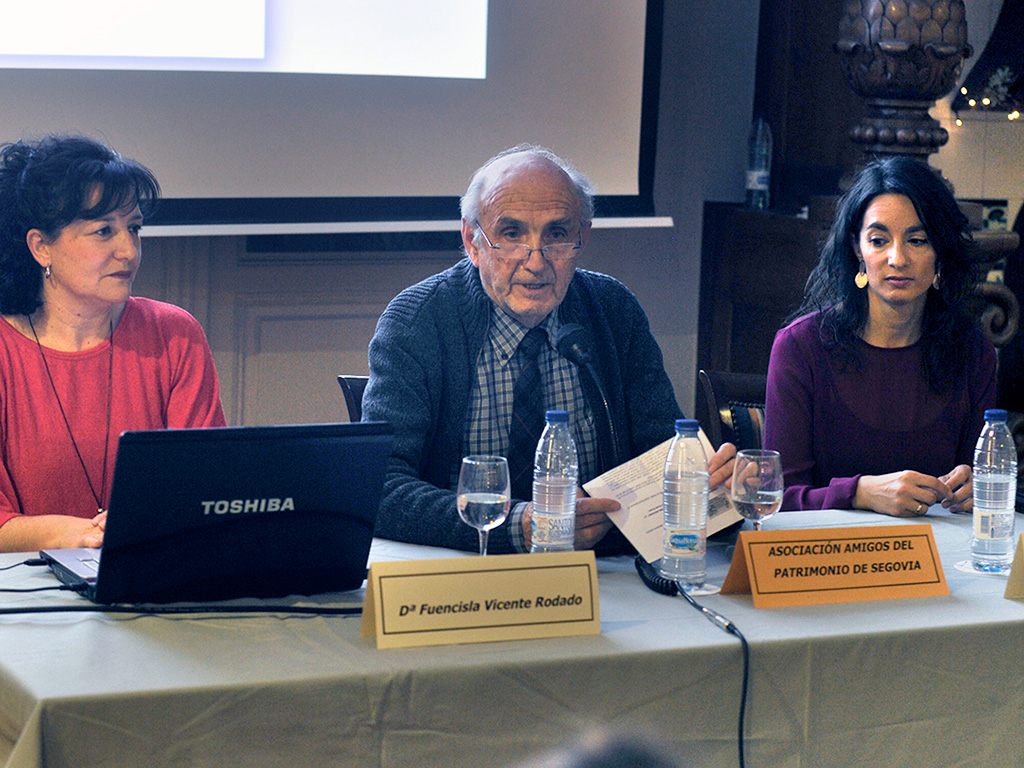 Las ponentes, junto al presidente de Amigos del Patrimonio, en la charla. / KAMARERO