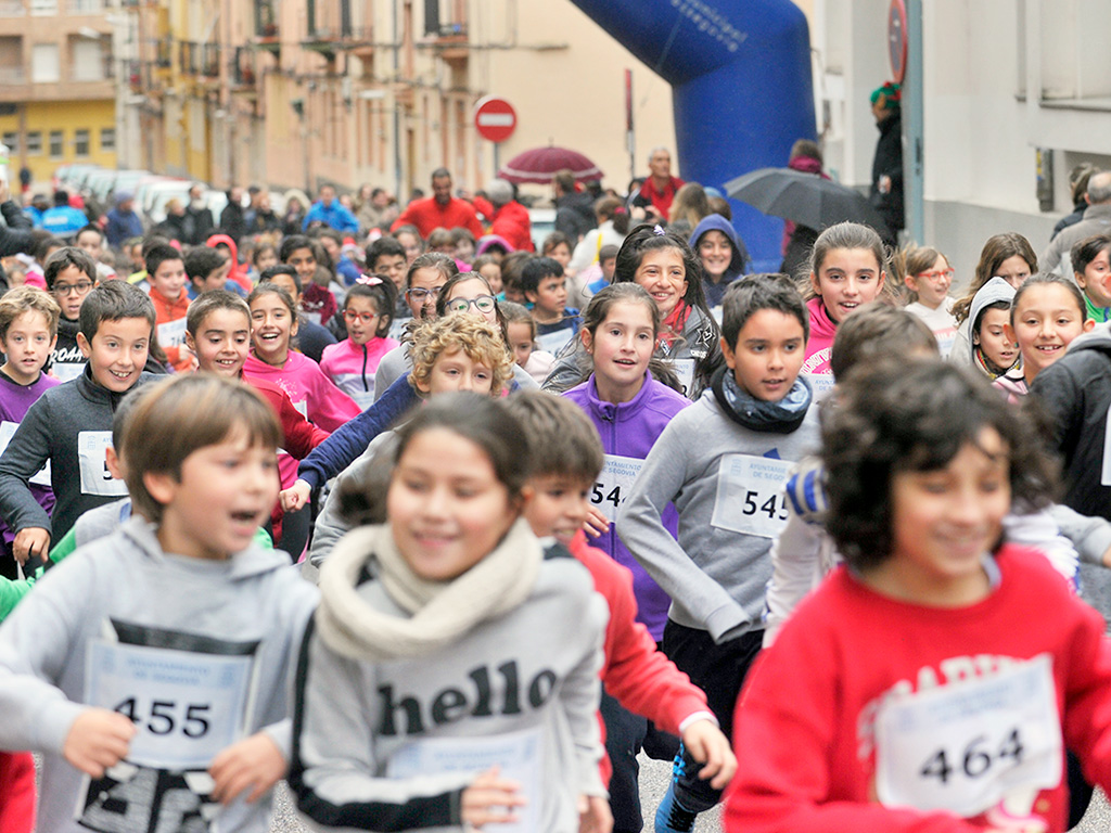 La lluvia que cayó casi de manera permanente durante la mañana no fue obstáculo para los participantes. / FOTOS KAMARERO