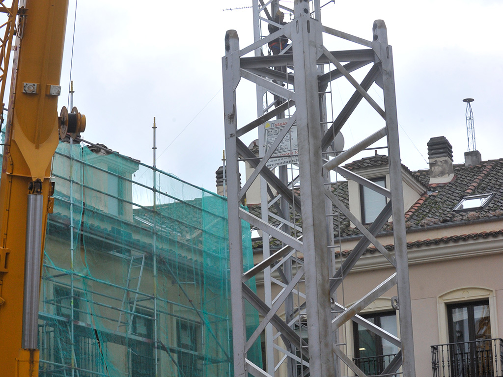 Montaje de la grúa para la intervención en la Delegación Territorial. / KAMARERO