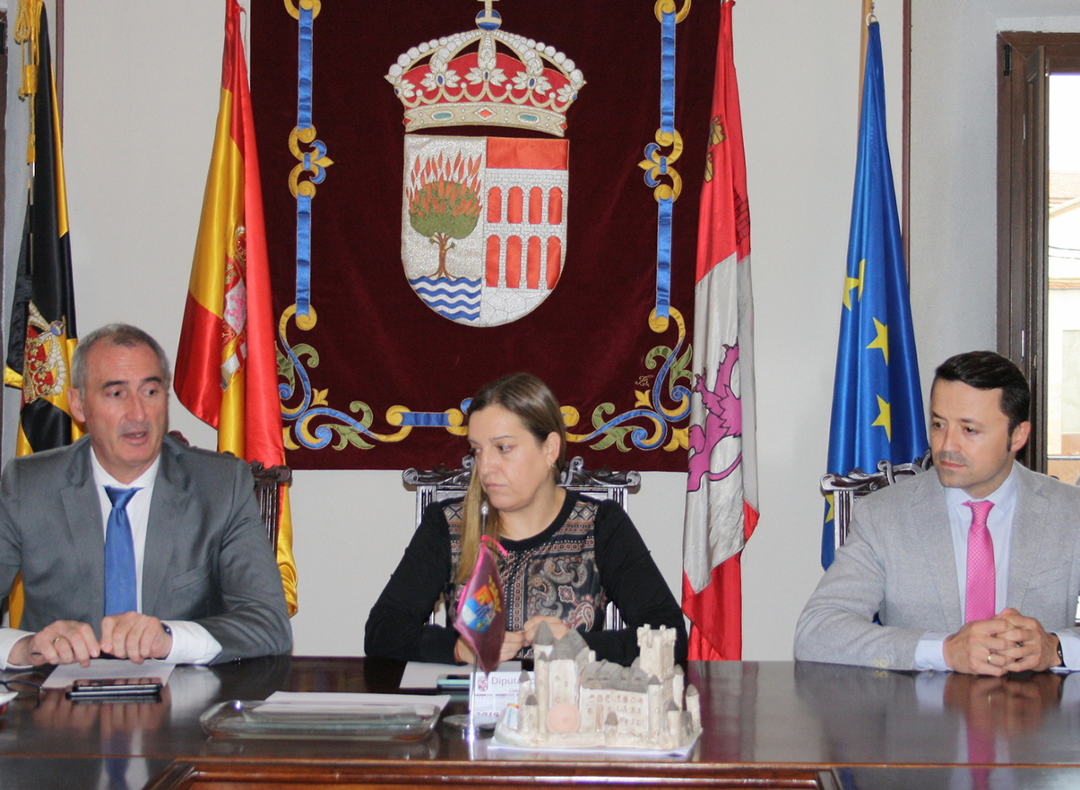 La alcaldesa de Carbonero, junto al delegado territorial y el director provincial de Educación. / el adelantado