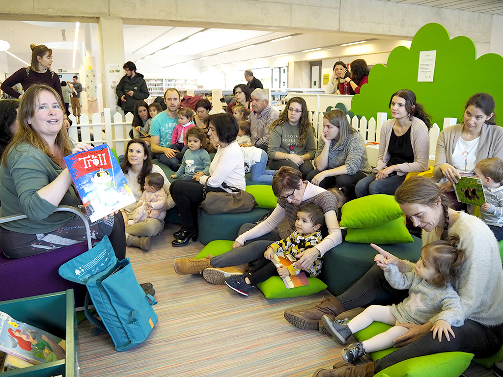 Los más pequeños disfrutan acercándose a los libros y las historias que ellas tienen. /Nerea Llorente