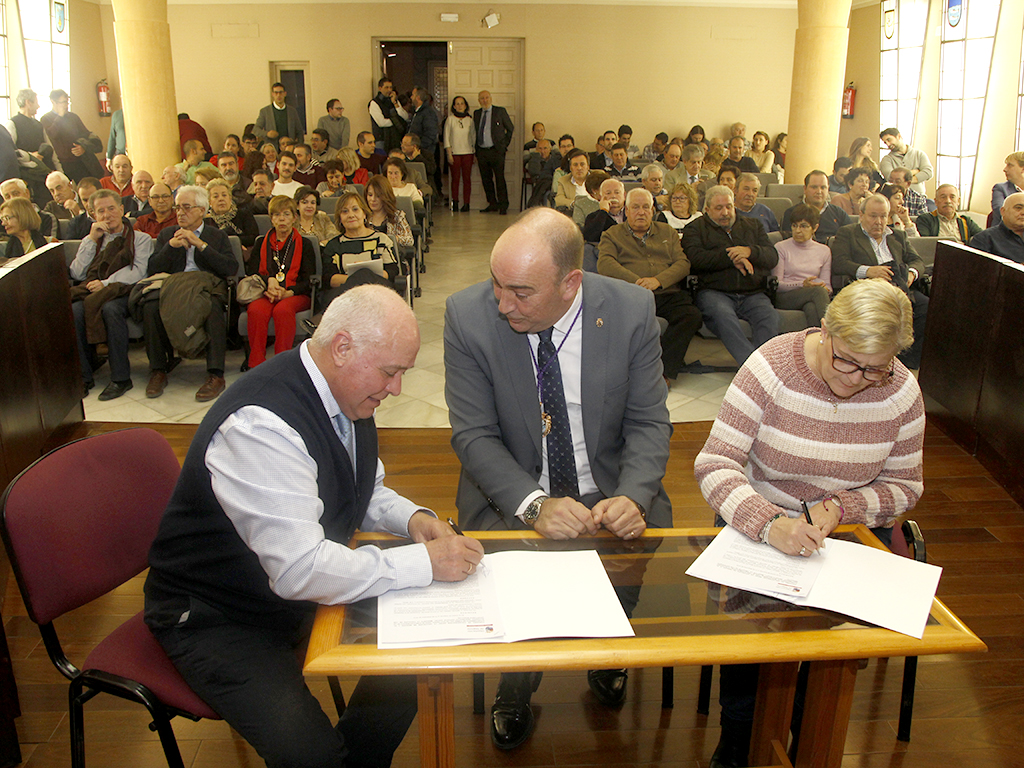 El presidente de la Diputación, en el momento de la firma de uno de los convenios con los alcaldes.