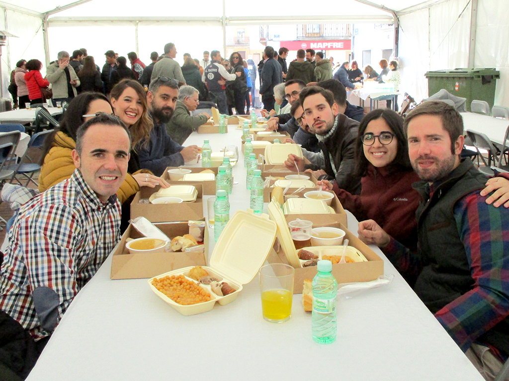 Un grupo de jóvenes disfrutando de la degustación de los garbanzos. / L.M.