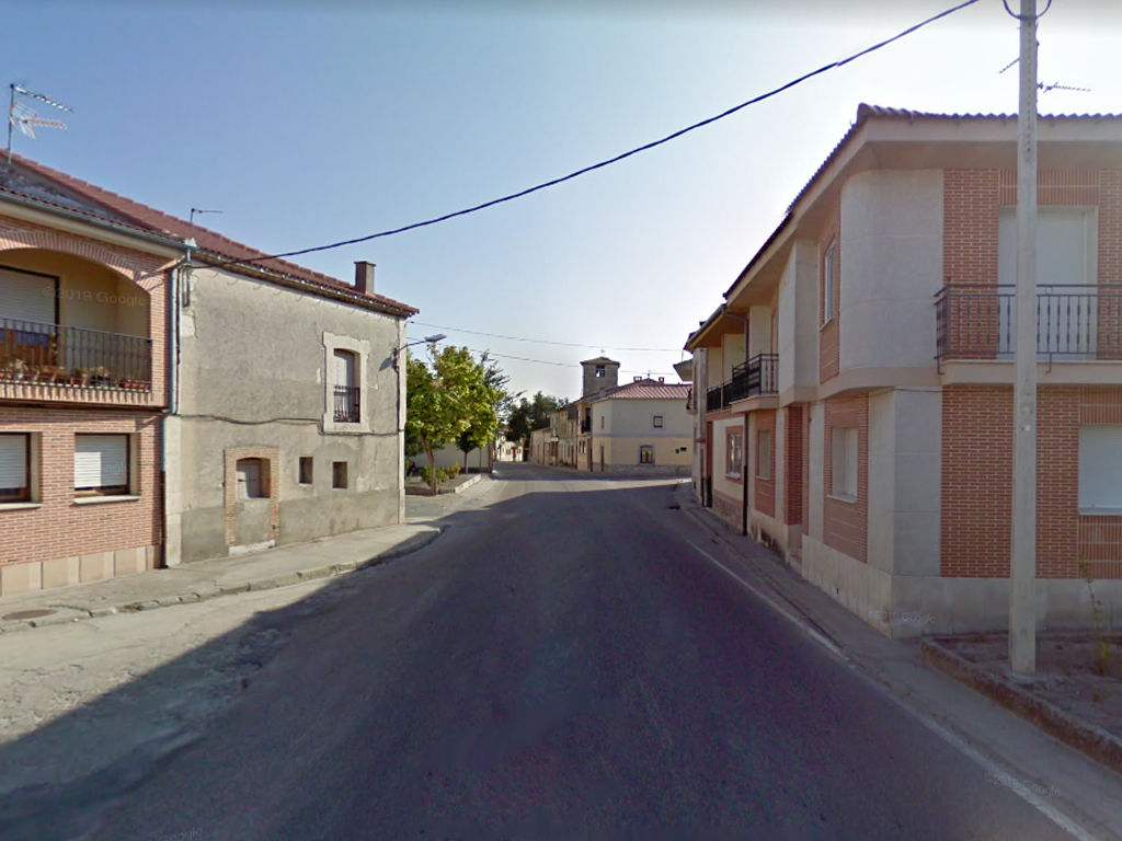 Una de las calles de la localidad de Olombrada. / E.A.