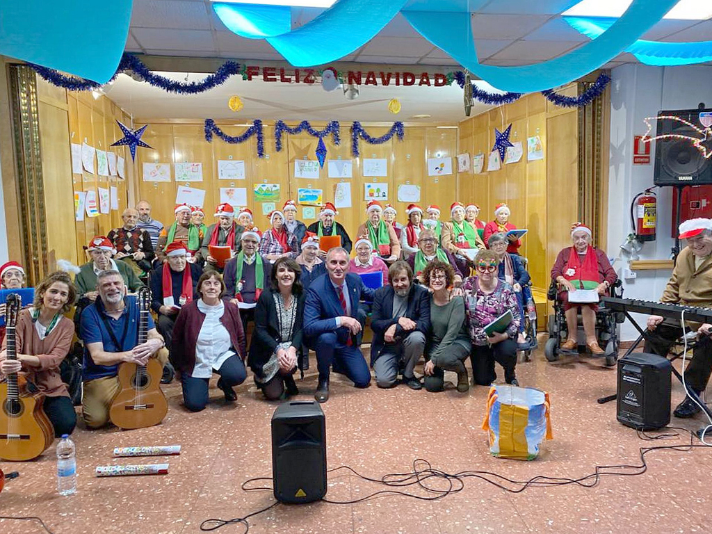 El delegado territorial de la Junta en Segovia, José Mazarías (centro), junto a trabajadores y usuarios de la Residencia Asistida. / EL ADELANTADO