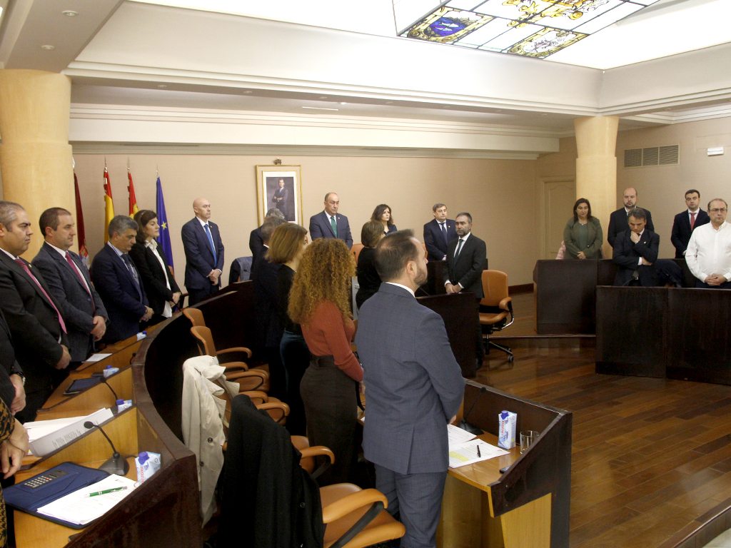 Los diputados guardaron un minuto de silencio en memoria del alcalde de Cozuelos recientemente fallecido.