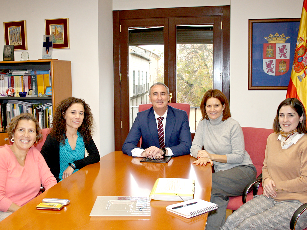 José Mazarías, junto a los promotores de ‘La Casa de la Taberna’./ E.A.