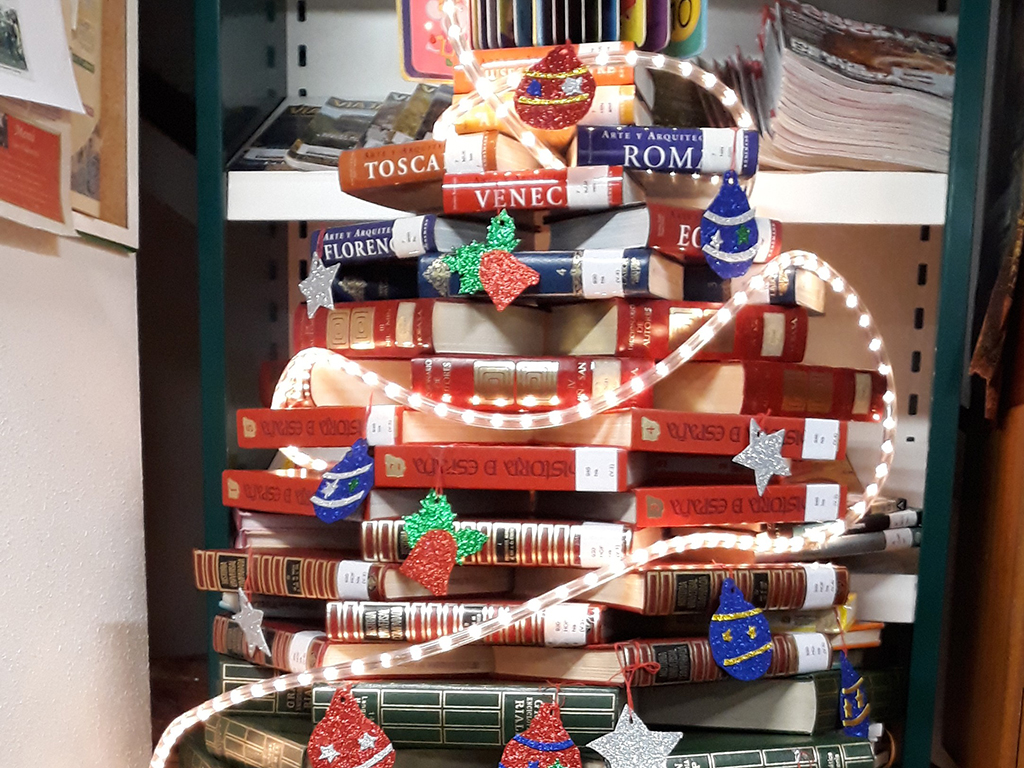 El árbol de Navidad elaborado con libros descatalogados. / J. Cruz