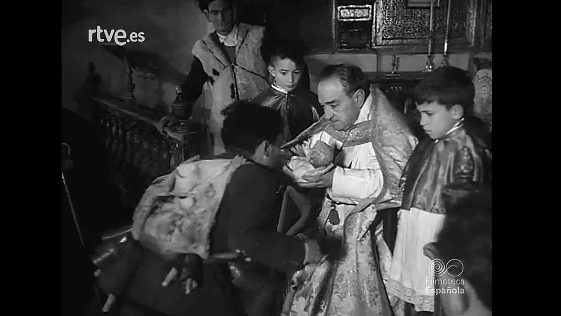Zagal con morral y “baraja” de cencerros, en la ofrenda navideña que se recreó para el NO-DO en San Pedro de Gaíllos en 1959. © de Filmoteca Española