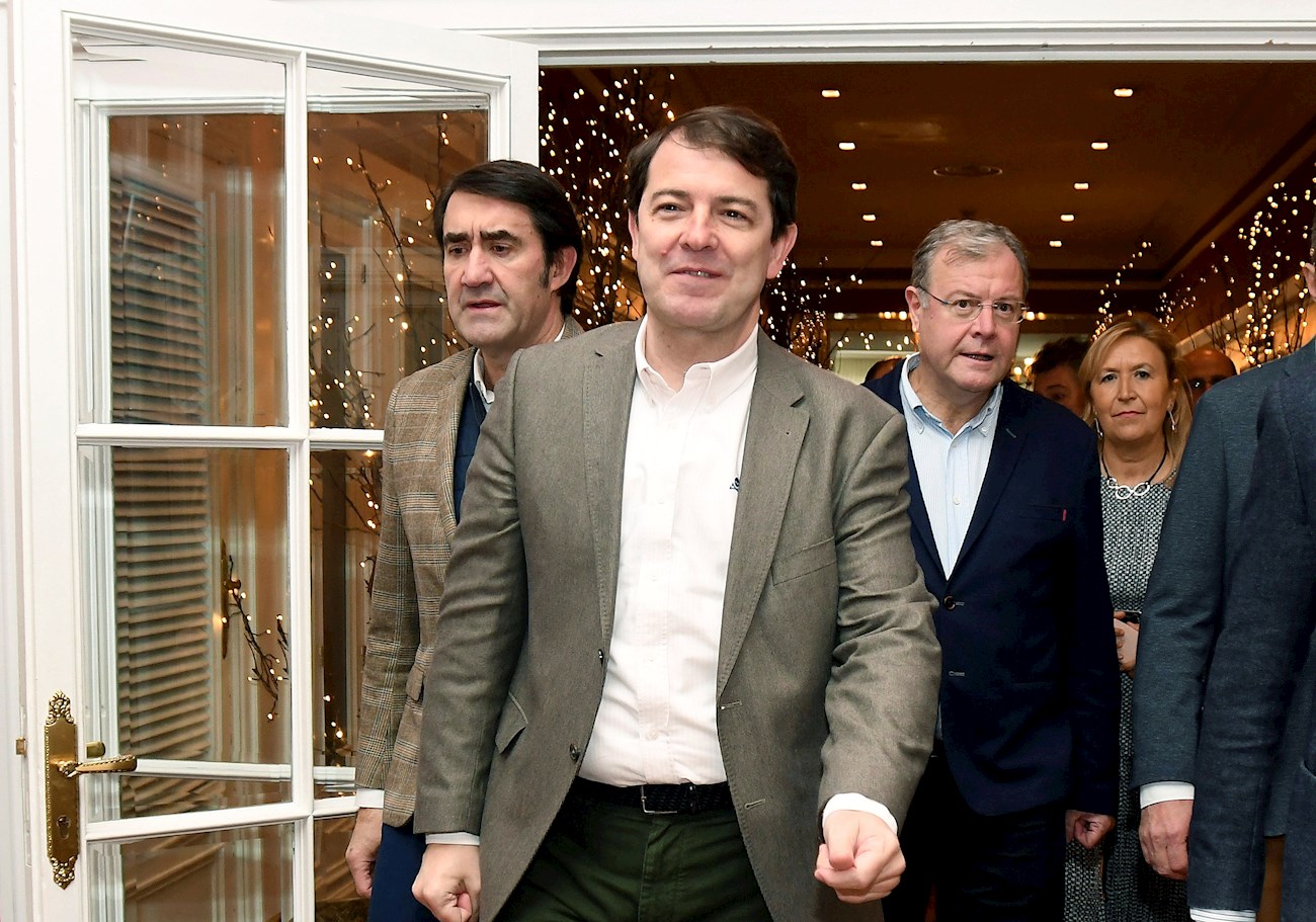 El presidente de la Junta, Alfonso Fernández Mañueco, a su llegada a la comida navideña del PP de León. / EFE