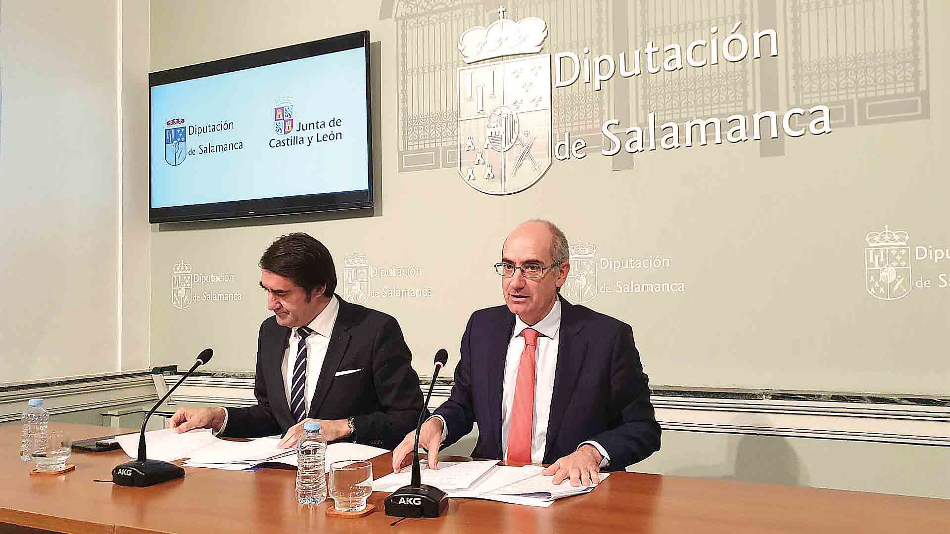 El consejero Juan Carlos Suárez-Quiñones (i) con Javier Iglesias (d).