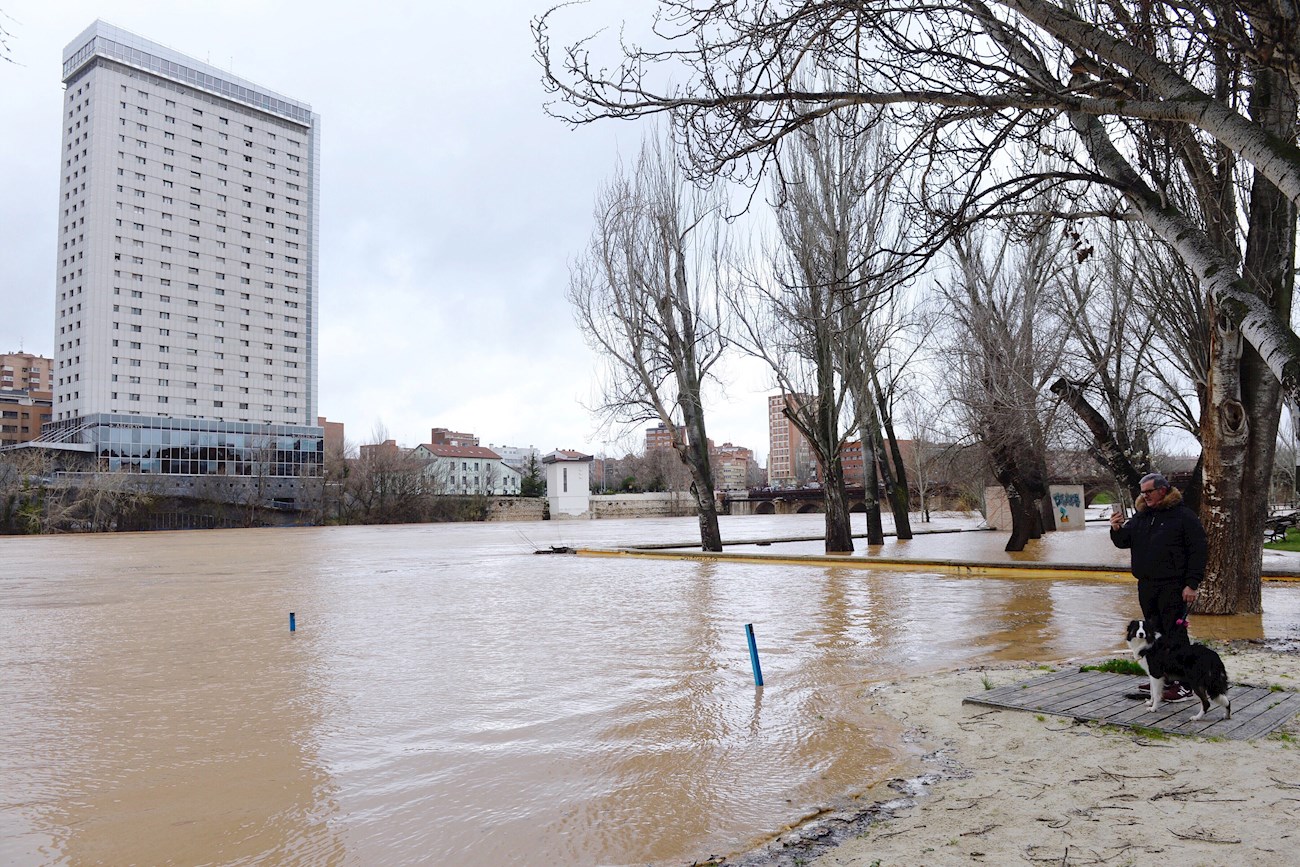 El caudal del río Pisuerga a su paso por la ciudad de Valladolid, que llegó a superar el nivel de alarma. / EFE